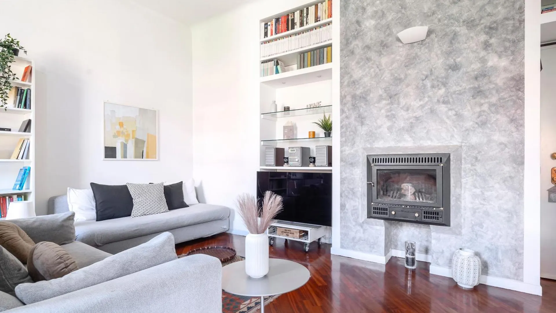 Roomy Central Flat With Garage - Porta Romana Milan Apartment