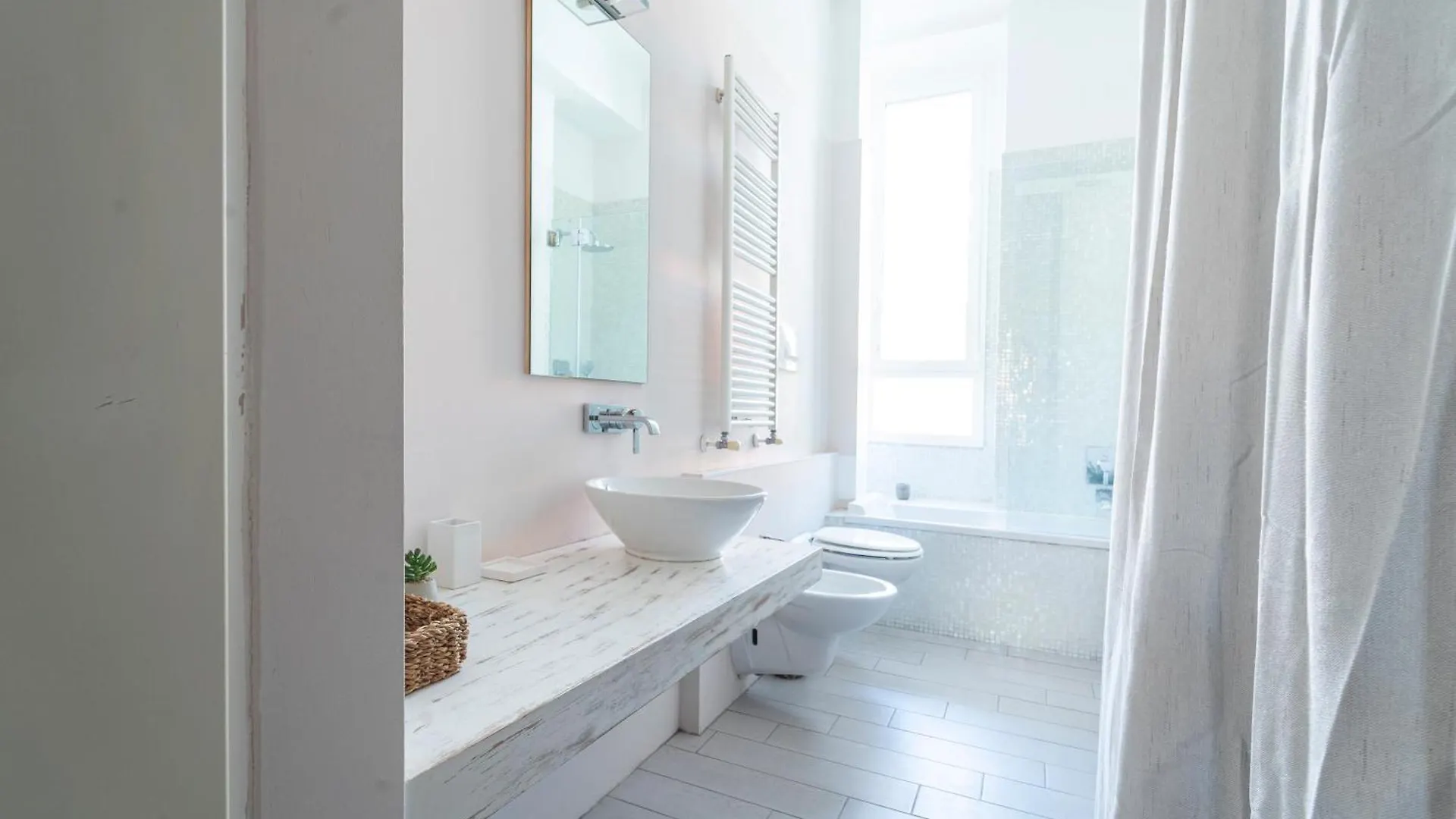 Roomy Central Flat With Garage - Porta Romana Milan 0*,  Italy