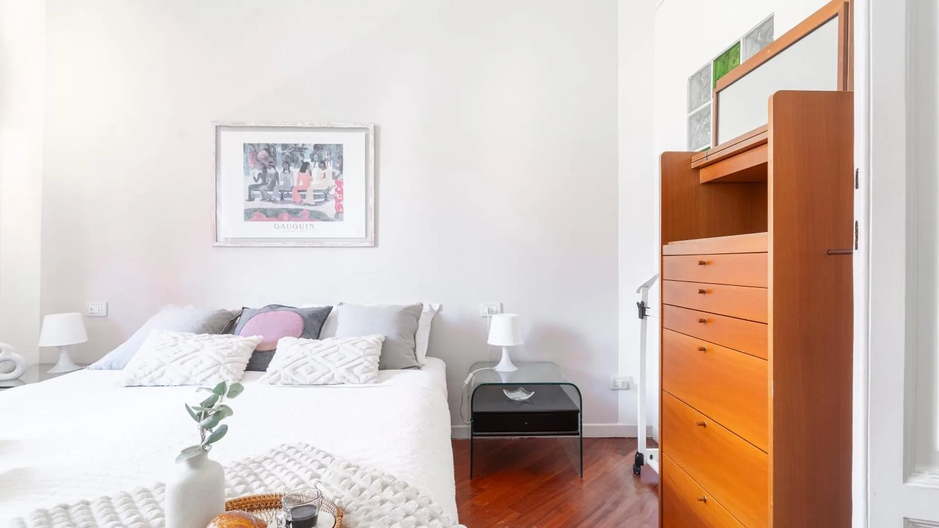 Roomy Central Flat With Garage - Porta Romana Milan Apartment