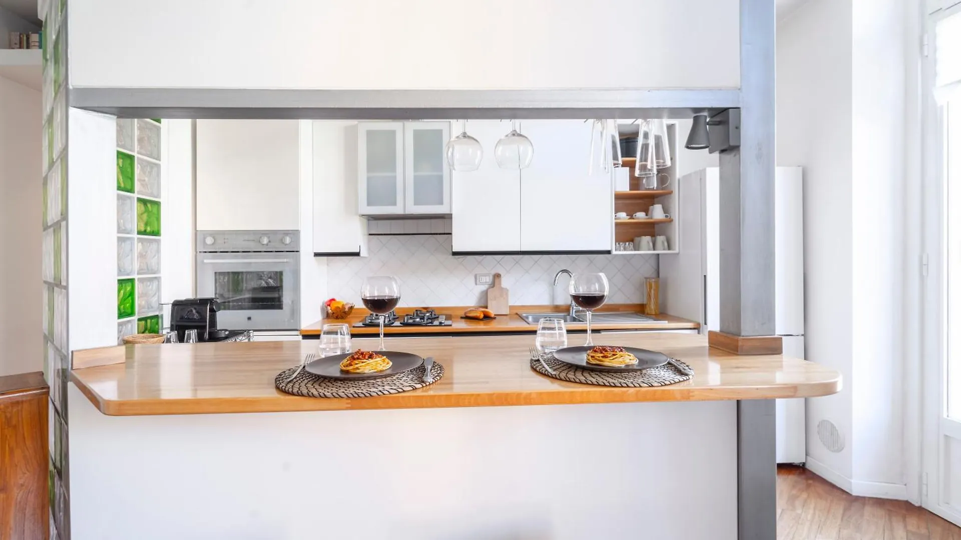 Roomy Central Flat With Garage - Porta Romana Milan Apartment