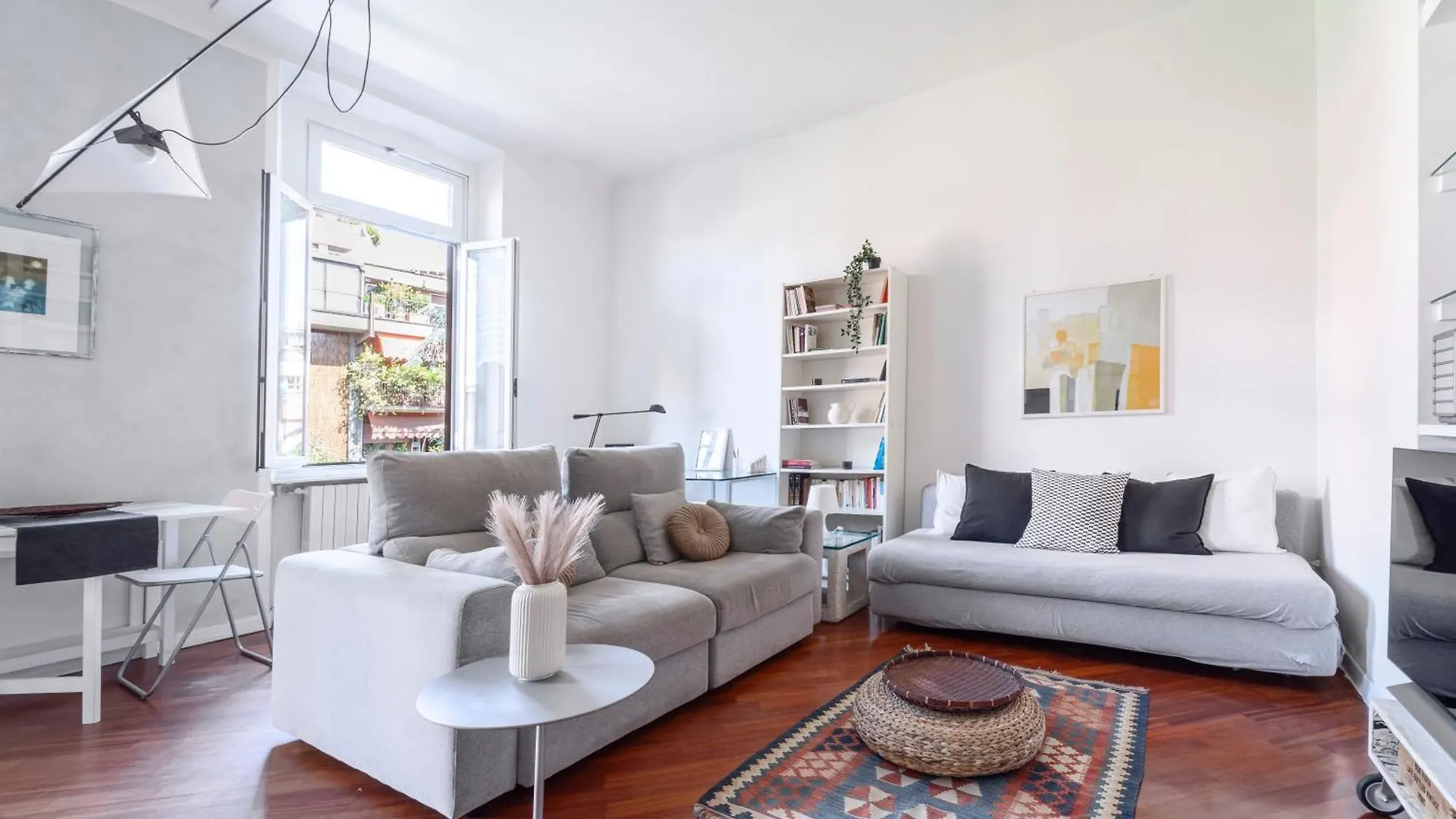Roomy Central Flat With Garage - Porta Romana contacts